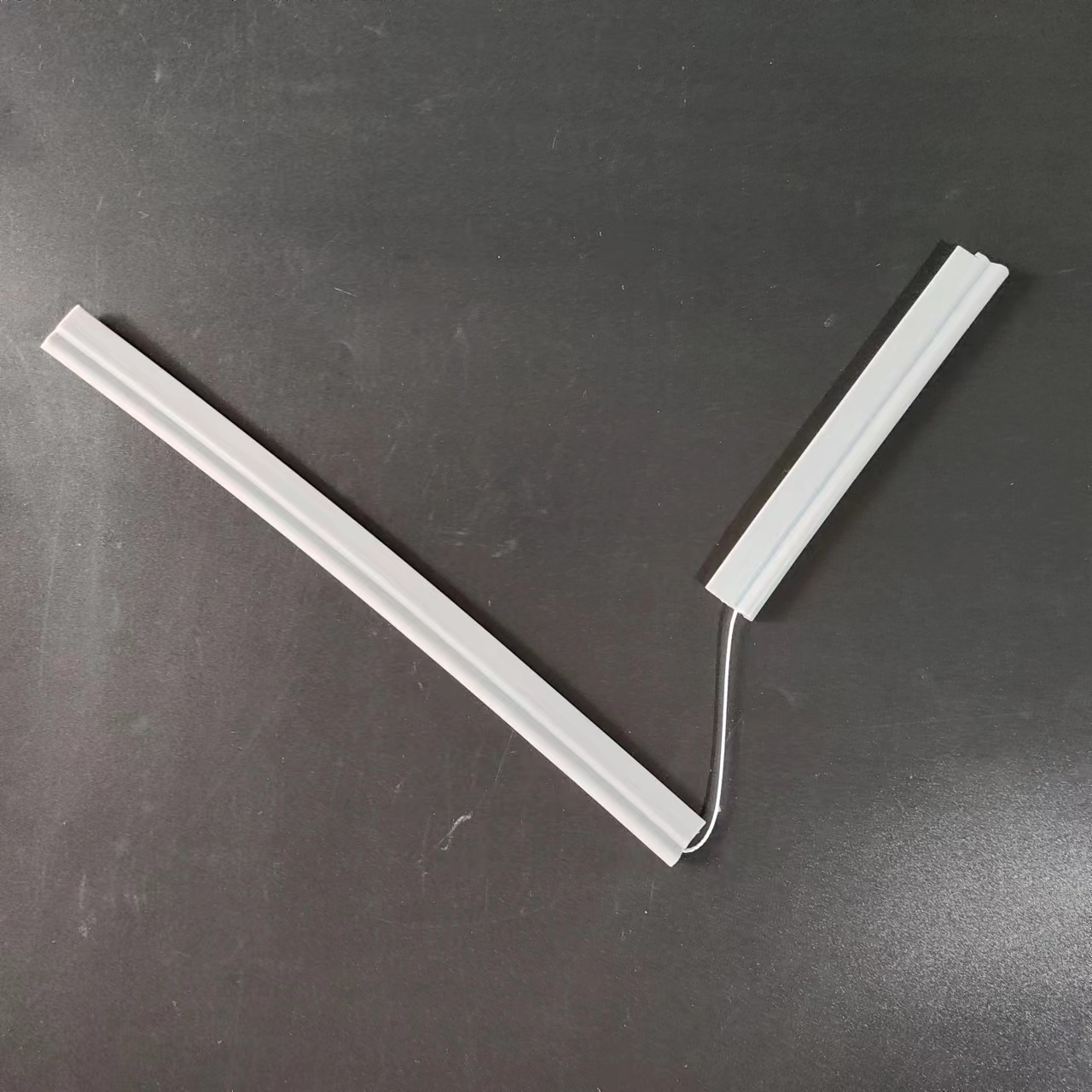 夹线硅胶密封条：优异性能助力工业设备密封升级